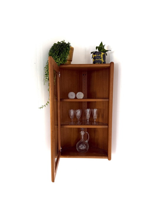 Image 1 of Vetrina vintage sospesa (ad angolo), Dyrlund '70