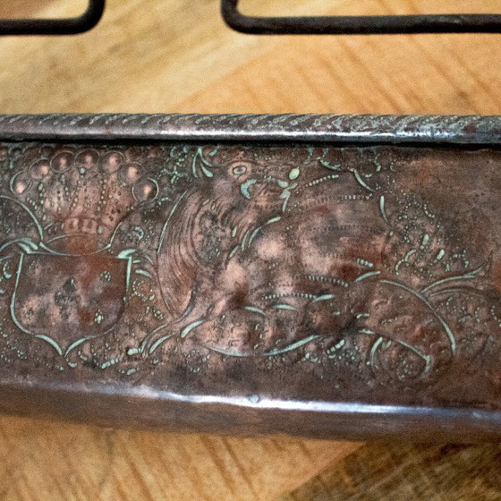 Image 1 of Cacerola antigua de cobre para guisar pescado: con relieve de grifos y flor de lis.
