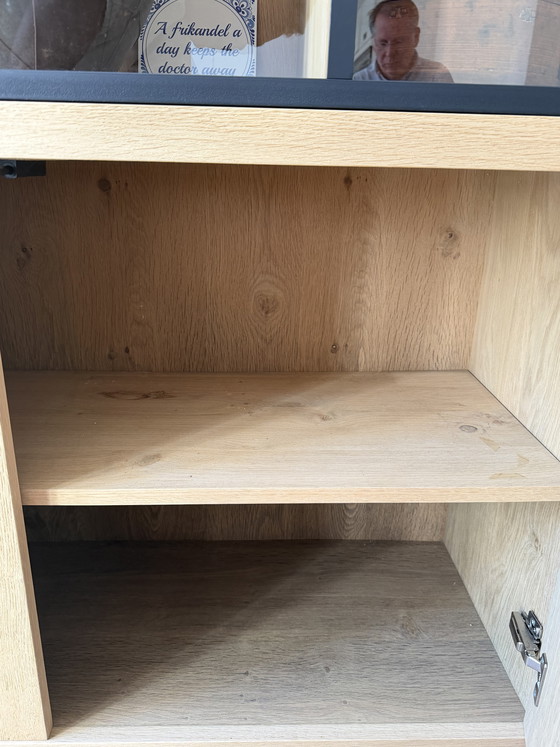 Image 1 of Eiken wandkast met zwart stalen vitrinedeuren