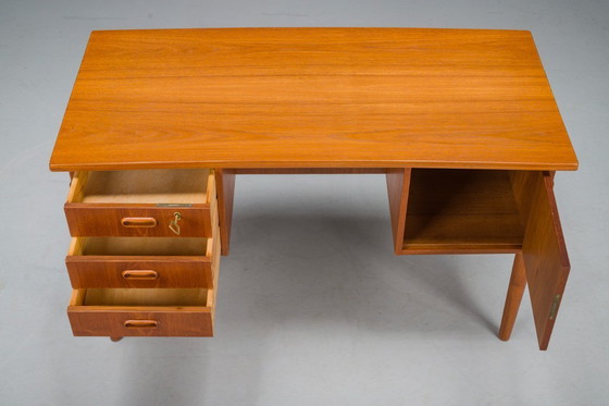 Image 1 of Kleiner dänischer Teakholz-Schreibtisch, Mid Century, 1970er Jahre