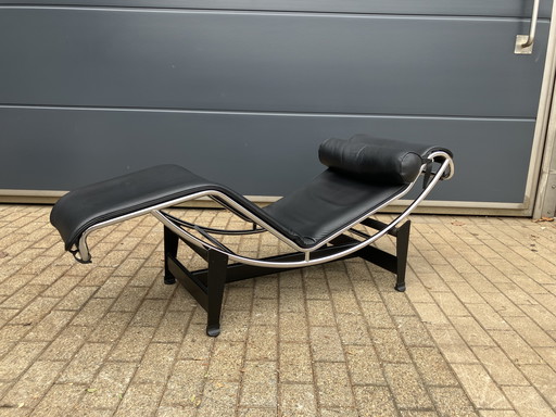 Cassina LC4 Le Corbusier original en Topstaat. Negro/cromo.