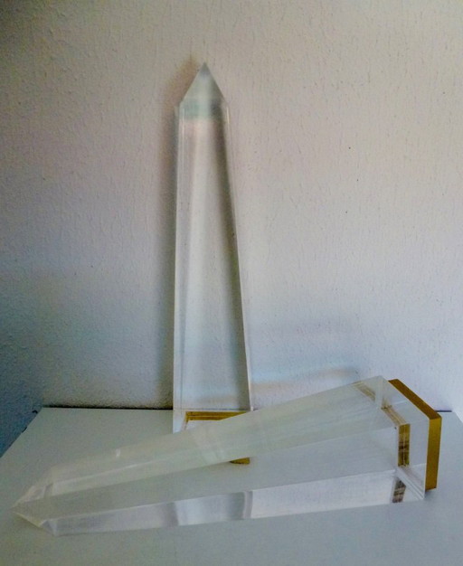 2x Beautiful identical Lucite obelisks - 31 cm high.