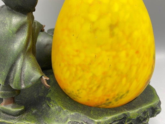 Image 1 of Art Deco stijl tafellamp met kinderen – sculpturale lamp met geel glas ca. 1970–1980 Copy van A. Moreau - Kunsthars