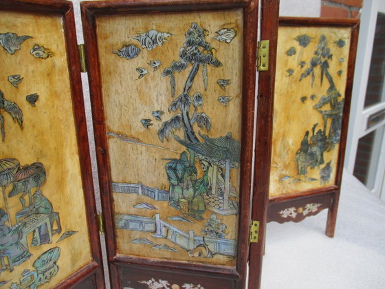 Image 1 of Chinese tafelscherm, ingelegd met parelmoer in stenen antieke panelen.