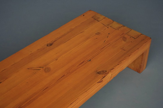 Image 1 of Table basse en pin, style Charlotte Perriand. France, années 1960.