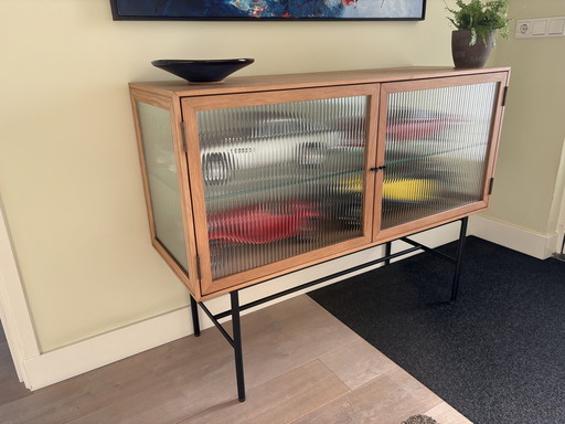 Lage vitrinekast met ribbelglas