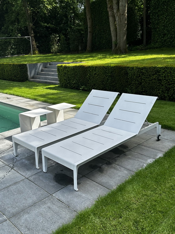Image 1 of Exklusive Gartenmöbel Tribú Mirthe 2 Sonnenliegen mit 2 Beistelltischen und 2 Kissen