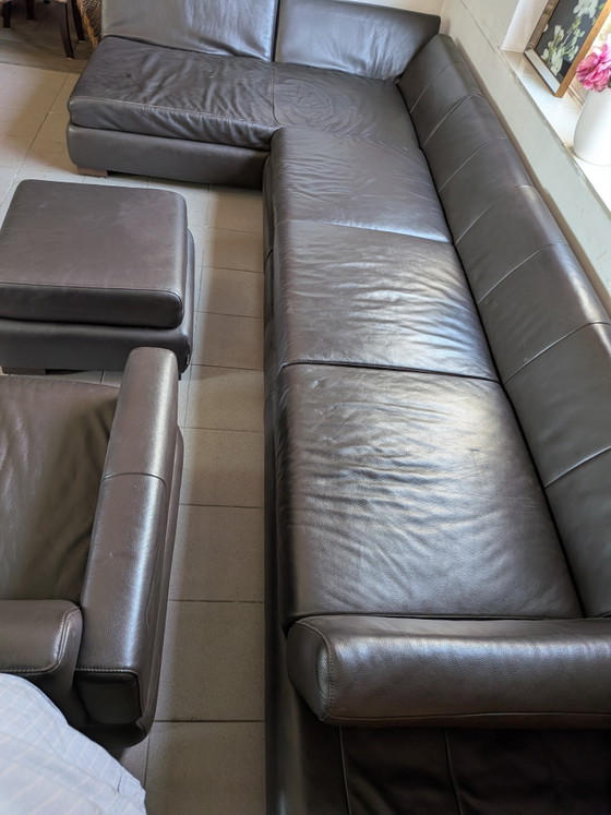 Image 1 of Conjunto de sofá seccional de cuero de diseño W. Schillig con sillón y otomana con espacio de almacenamiento.