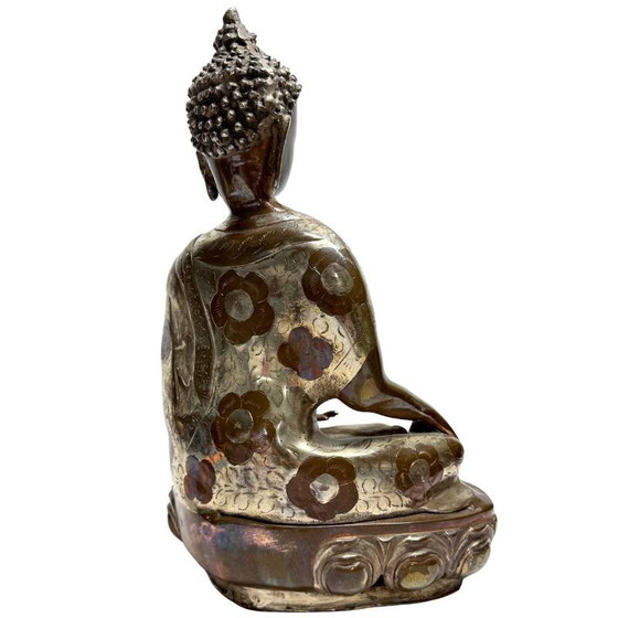 Raro Buda Shakyamuni de Patan – Túnica floral grabada a mano, c. 1920 – Esculturas, Bronze (photo 4 of 10)