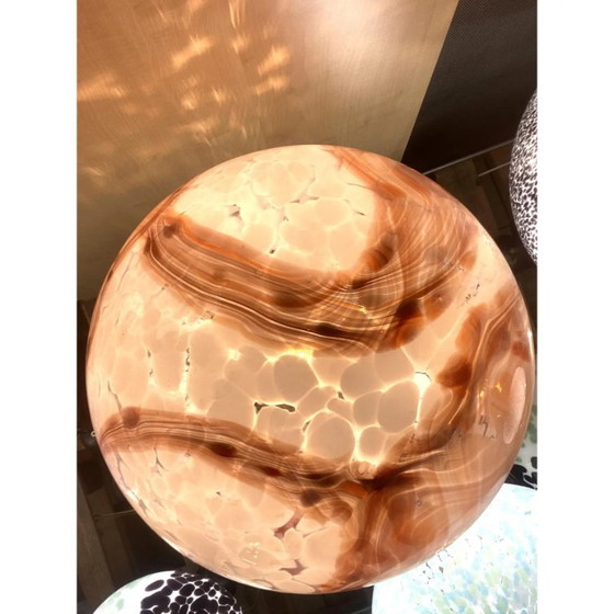 Image 1 of Pendente contemporaneo a forma di macchia bianco latte con sfera marrone in vetro di Murano