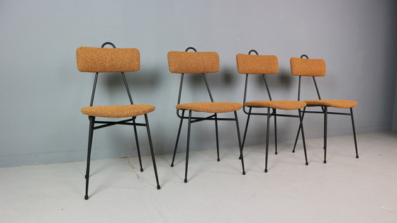Image 1 of Ensemble de 4 chaises de salle à manger italiennes nouvellement tapissées 1950