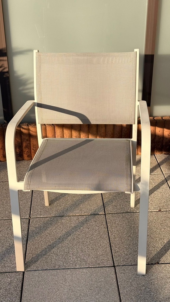 Image 1 of Modernes Gartenmöbelset, bestehend aus einem 4-Jahreszeiten-Tisch mit 4 Stühlen in Weiß und Grau