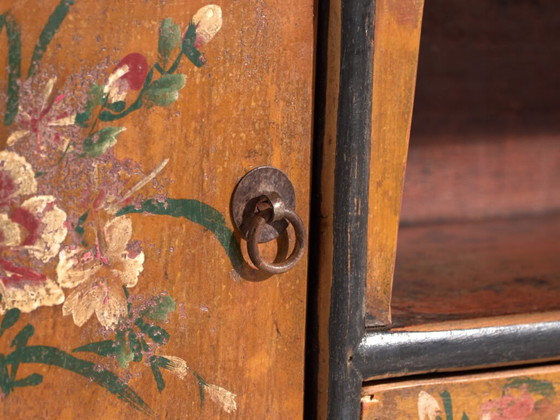 Antiker niedriger Schrank mit bemalten Blumen aus Kiefernholz – China, ca. 1900 – Buffetschränke, Iron (photo 25 of 40)