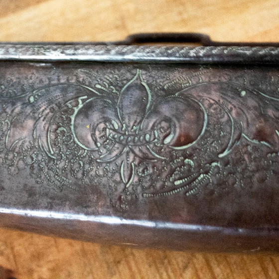Image 1 of Cacerola antigua de cobre para guisar pescado: con relieve de grifos y flor de lis.