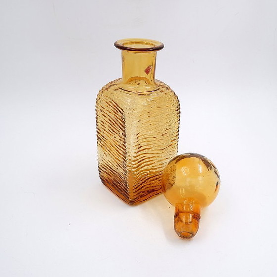 Image 1 of Vintage karaf in amberkleurig golvend Italiaans Empoli glas met ronde stop