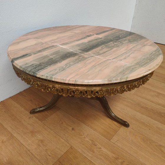 Table basse ronde de style Régence avec plateau en marbre onyx. – Tables basses, Marble, Brass (photo 6 of 13)