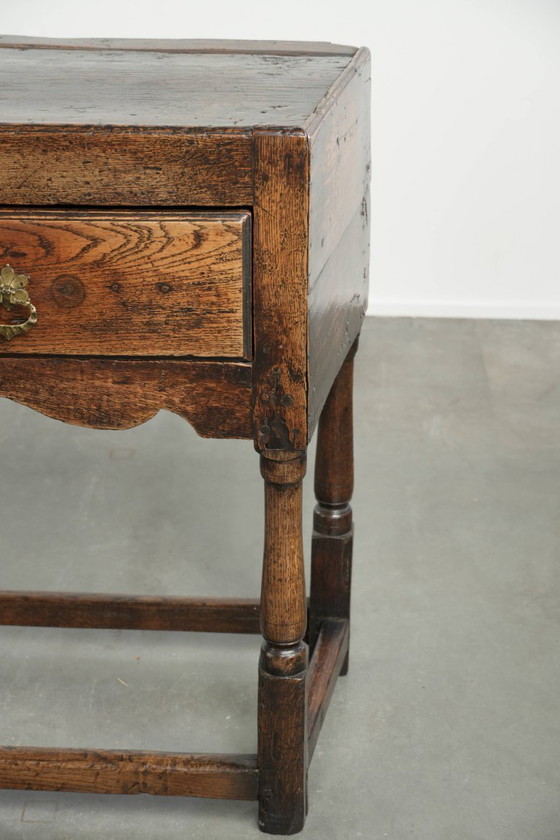 Image 1 of Antiek Engels eikenhouten dressoir met drie lades uit eind 17e/ begin 18e eeuw