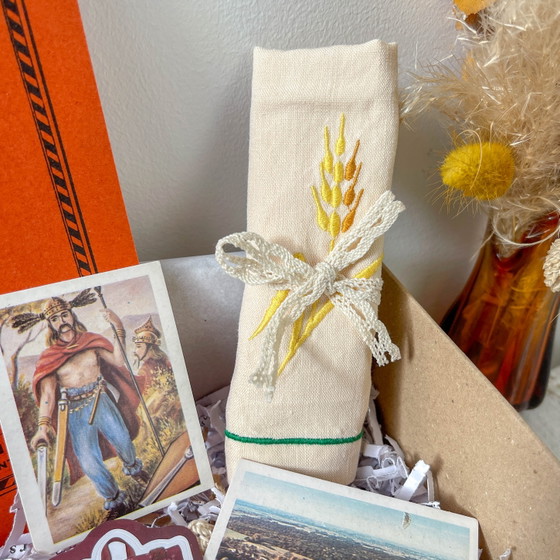 Mystery Box Jours d'École Vintage | Tasse Vintage, Carnet Brouillon Vintage, Serviette Brodé & Carte (photo 6 of 12)