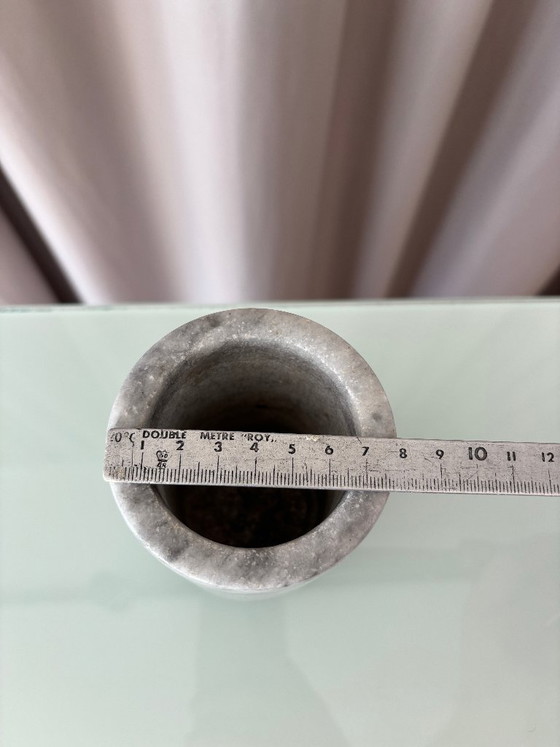 Vase cylindrique vintage en marbre gris – Marble (photo 6 of 7)