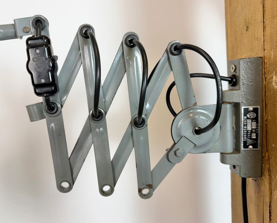 Image 1 of Grijze industriële wandlamp met flexibele arm van Elektroinstala, jaren 60.