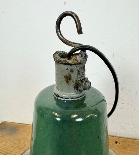 Image 1 of Lámpara colgante industrial de esmalte verde, década de 1960