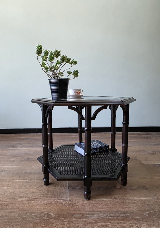 Vintage Hollywood Regency / Faux Bamboo bijzetafel met facetgeslepen glas