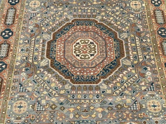 Image 1 of Handgeknoopt wollen vloerkleed van 245x305 cm met geometrisch medaillonpatroon. Handgemaakt tapijt voor de woonkamer.