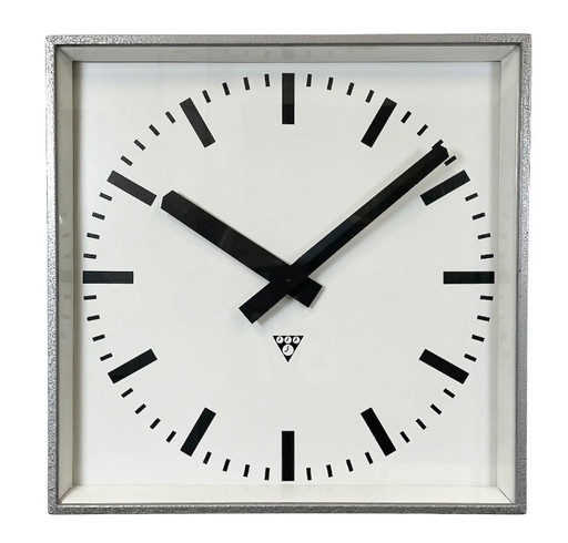 Reloj de pared industrial cuadrado gris grande de Pragotron, años 70