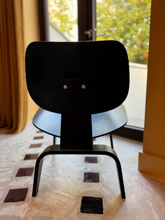 Image 1 of Sillón Vitra Eames LCW negro