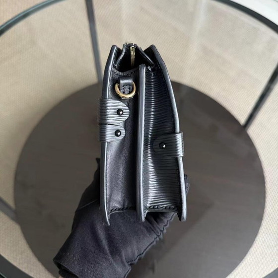Image 1 of LOUIS VUITTON TRUNK CLUTCH - EPI LEER ZWART MET GOUDEN BESLAG