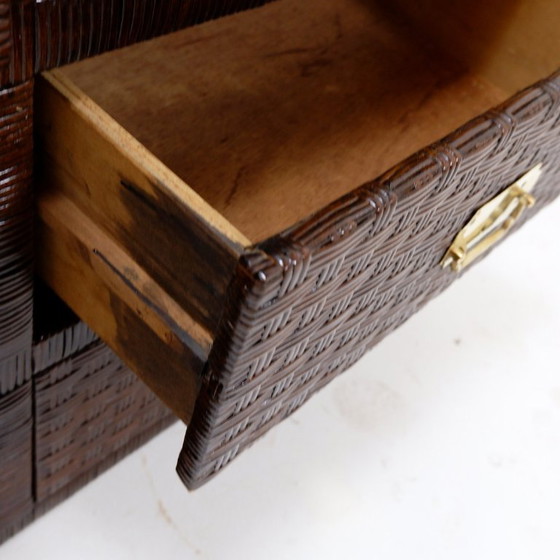 Image 1 of Commode vintage en rotin tressé, style côtier