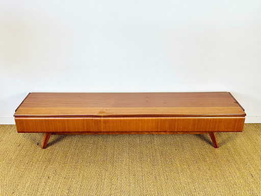 Aparador bajo escandinavo de teca con 3 cajones y patas inclinadas, 1960.