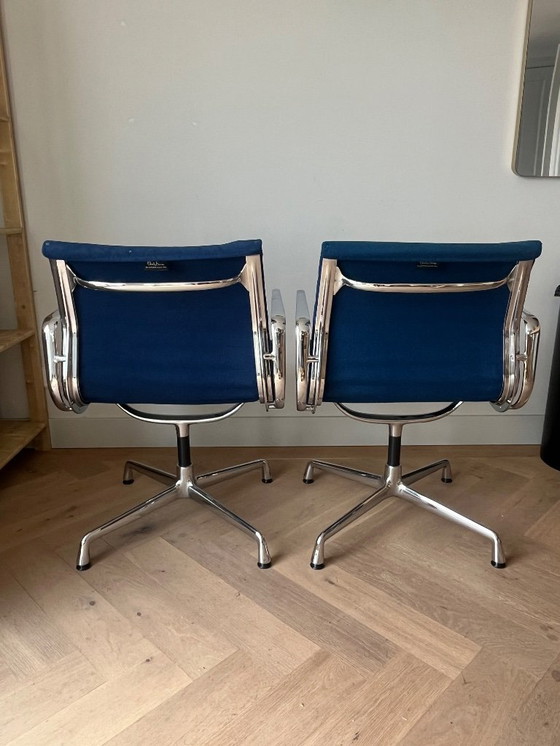 Image 1 of Par de sillas originales Vitra Eames del grupo de aluminio (EA 108), tapizadas en tela azul.