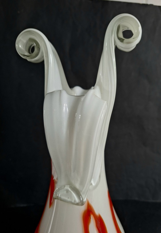 Image 1 of Grand vase en cristal Simais dans une forme d'art libre soufflé à la bouche et formé à la main. Verre de lait aux accents orangé