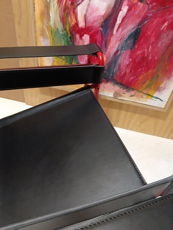 Image 1 of Bolso Knoll Wassily B3 rojo mate, nuevo-usado, en piel negra, de Marcel Breuer.