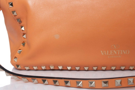 Image 1 of Sac cabas Valentino Garavani Rockstud Trapeze orange.