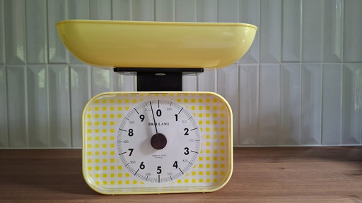 Bilancia da cucina gialla vintage