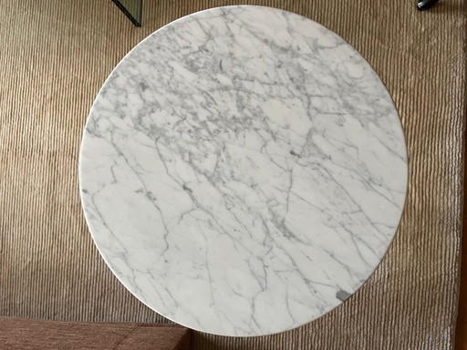 Marmeren Tulip bijzettafel, Saarinen/Knoll met Arkana voet.