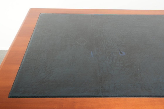 Image 1 of Groot klassiek houten bureau in Engelse stijl met 4 lades en een blauw lederen blad