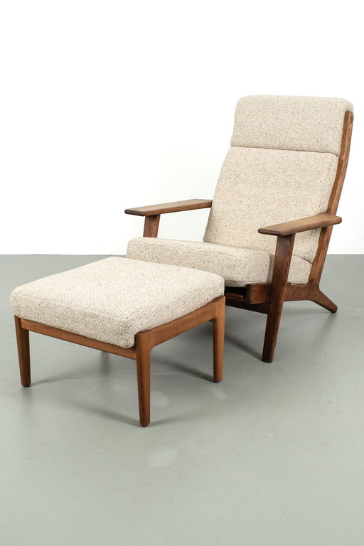 Hans Wegner GE 290 fauteuil met voetenbank
