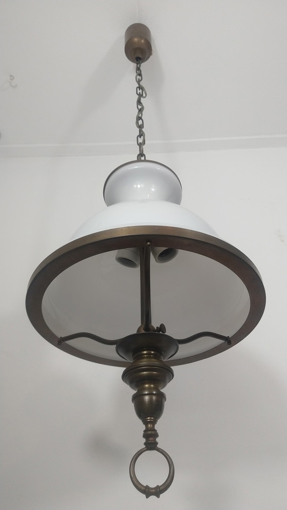 Image 1 of Lampada a sospensione vintage in vetro opalino con ottone e 3 attacchi (anni '60/'70)
