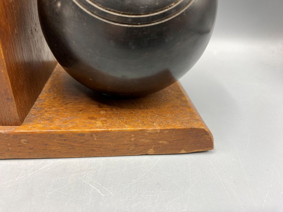 Image 1 of Vintage Lawn Bowl Boekensteunen – Houten Bookends met Zwarte Bowls – Sport Deco – Stoere Man Cave Decor – Uniek Cadeau