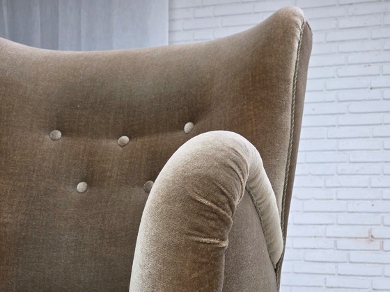 Image 1 of Poltrona danese, anni '60, rivestimento in velluto verde, gambe in legno di quercia.