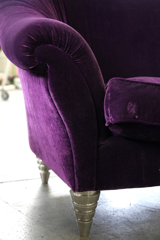 Image 1 of Sofá de tres plazas de terciopelo morado: glamour moderno y comodidad de lujo.