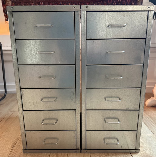 Conjunto de cajones metálicos industriales de estilo estudio vintage