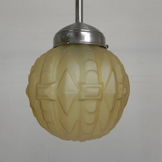 Image 1 of Lampada a sospensione Art Déco con sfera di vetro e raffinata decorazione geometrica, anni '30
