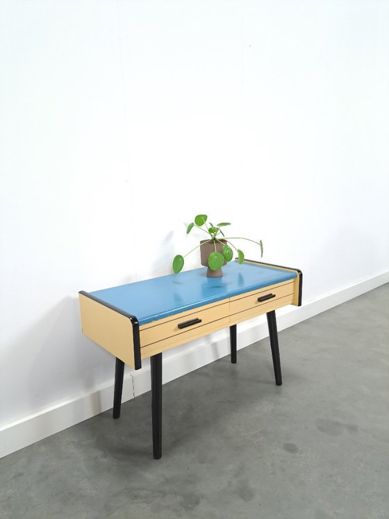 Image 1 of Jaren 50 ladekastje met blauw blad en zwarte poten vintage