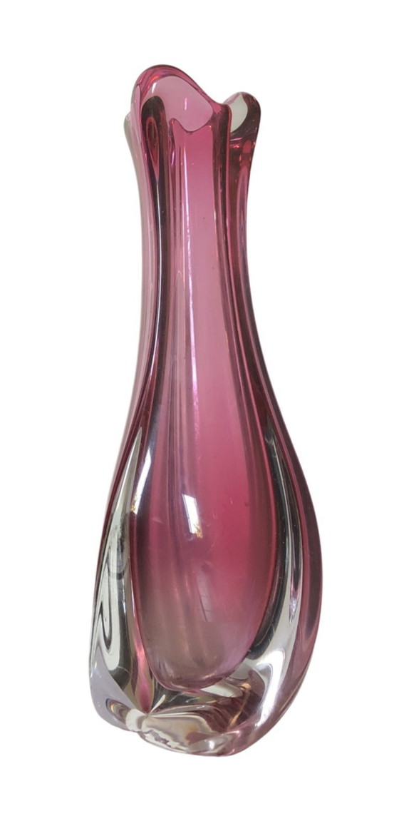 Image 1 of Vase Val Saint Lambert en cristal à motif tourbillonnant couleur canneberge, Belgique, années 1960