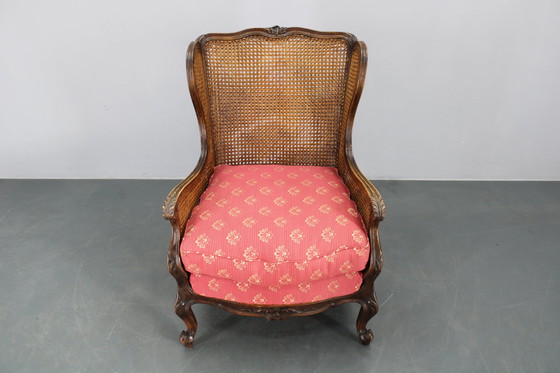 Image 1 of Ancienne chaise à oreilles sculptée avec côtés en canne, Tchécoslovaquie