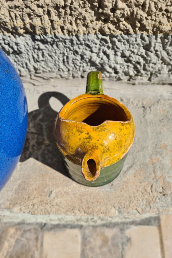 Image 1 of Pichet ancien en faïence française de couleur verte et jaune ocre